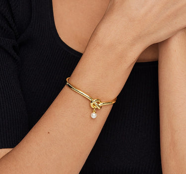 Kink Pearl Drop Bangle