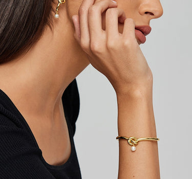 Kink Pearl Drop Bangle