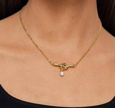 Kink Pearl Drop Necklace