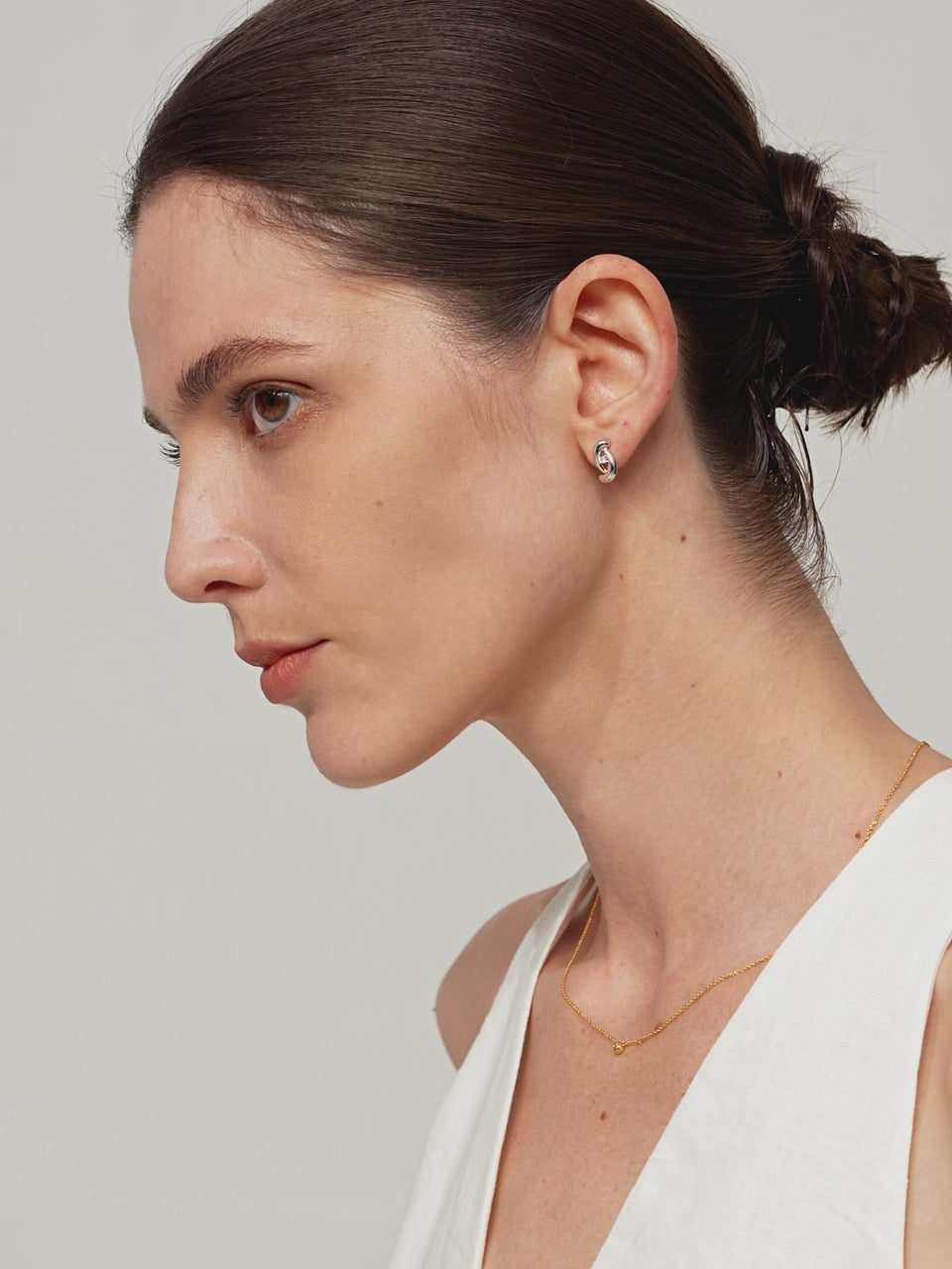 Crème diamond studs: Modern twisted earrings with sparkle
